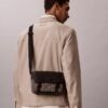 Bolso mensajero pequeño con jacquard con emblema Bolso mensajero pequeño con jacquard con emblema