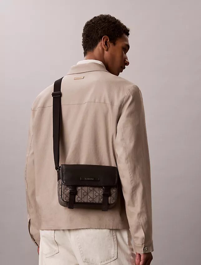 Bolso mensajero pequeño con jacquard con emblema Bolso mensajero pequeño con jacquard con emblema