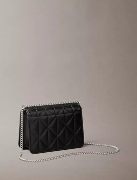 Bolso mini con cadena y logotipo acolchado