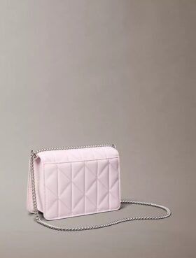 Bolso mini con cadena y logotipo acolchado Bolso mini con cadena y logotipo acolchado