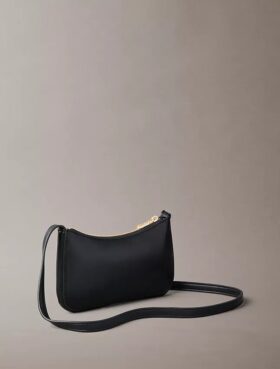 Bolso mini con monograma llamativo