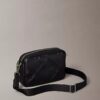Bolso para cámara con logotipo en relieve por toda la superficie Bolso para cámara con logotipo en relieve por toda la superficie