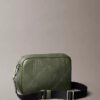 Bolso para cámara con logotipo en relieve por toda la superficie Bolso para cámara con logotipo en relieve por toda la superficie