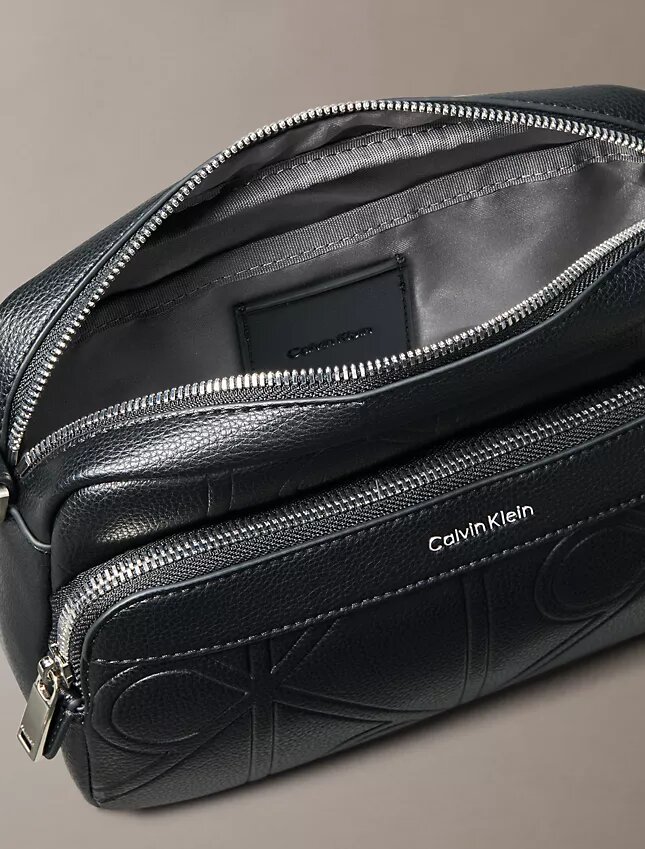 Bolso para cámara con logotipo en relieve por toda la superficie Bolso para cámara con logotipo en relieve por toda la superficie