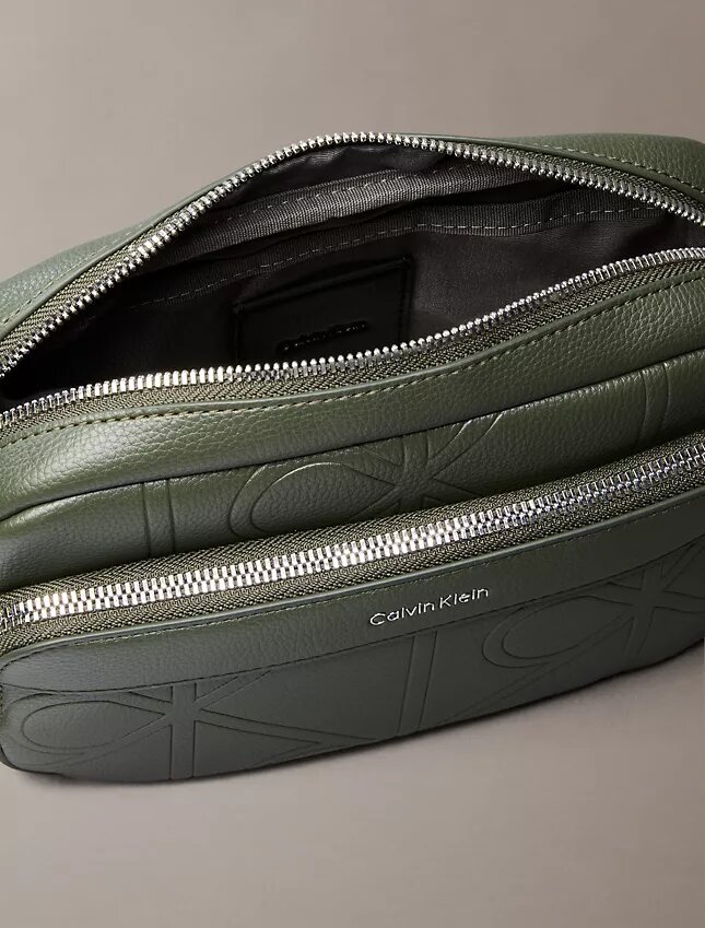 Bolso para cámara con logotipo en relieve por toda la superficie Bolso para cámara con logotipo en relieve por toda la superficie