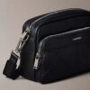 Bolso para cámara con logotipo en relieve por toda la superficie Bolso para cámara con logotipo en relieve por toda la superficie