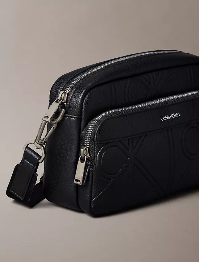 Bolso para cámara con logotipo en relieve por toda la superficie Bolso para cámara con logotipo en relieve por toda la superficie