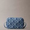 Bolso para cámara de Denim con logotipo en todo el diseño