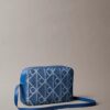 Bolso para cámara de Denim con logotipo en todo el diseño