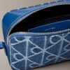 Bolso para cámara de Denim con logotipo en todo el diseño