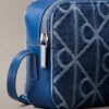 Bolso para cámara de Denim con logotipo en todo el diseño