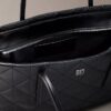 Bolso pequeño acolchado con logotipo