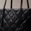 Bolso pequeño acolchado con logotipo
