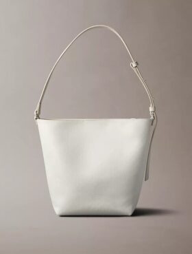 Bolso tipo cubo con logotipo en todo el diseño y bolsillo