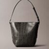 Bolso tipo cubo con logotipo en todo el diseño y bolsillo