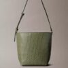 Bolso tipo cubo con logotipo en todo el diseño y bolsillo
