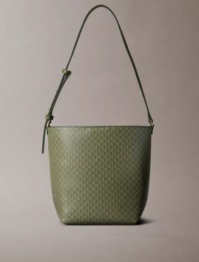 Bolso tipo cubo con logotipo en todo el diseño y bolsillo