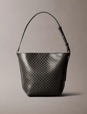 Bolso tipo cubo con logotipo en todo el diseño y bolsillo