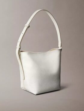 Bolso tipo cubo con logotipo en todo el diseño y bolsillo