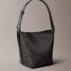 Bolso tipo cubo con logotipo en todo el diseño y bolsillo