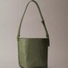 Bolso tipo cubo con logotipo en todo el diseño y bolsillo