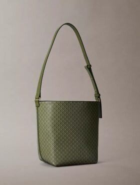 Bolso tipo cubo con logotipo en todo el diseño y bolsillo