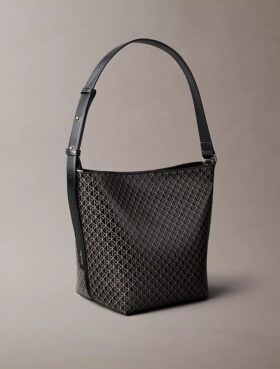 Bolso tipo cubo con logotipo en todo el diseño y bolsillo