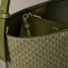 Bolso tipo cubo con logotipo en todo el diseño y bolsillo