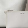 Bolso tipo cubo con logotipo en todo el diseño y bolsillo