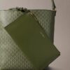 Bolso tipo cubo con logotipo en todo el diseño y bolsillo