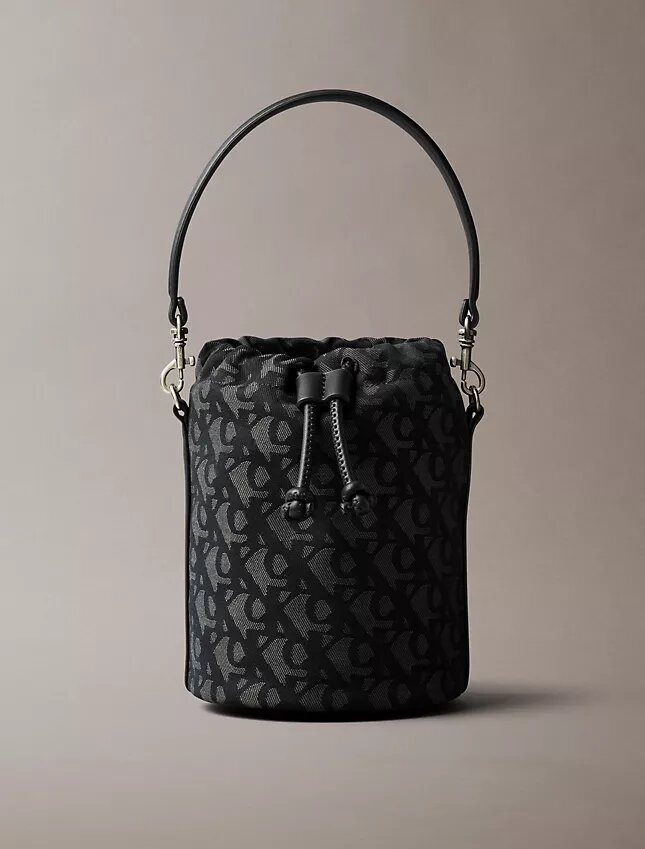 Bolso tipo cubo con monogram integral Bolso tipo cubo con monogram integral