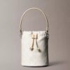Bolso tipo cubo con monogram integral Bolso tipo cubo con monogram integral