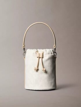 Bolso tipo cubo con monogram integral Bolso tipo cubo con monogram integral