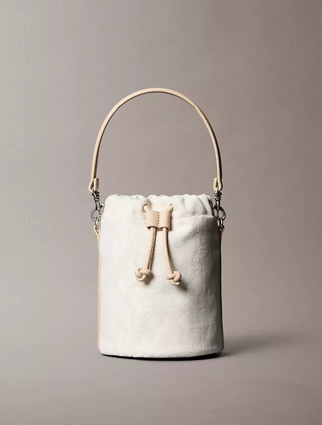 Bolso tipo cubo con monogram integral Bolso tipo cubo con monogram integral
