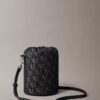 Bolso tipo cubo con monogram integral Bolso tipo cubo con monogram integral