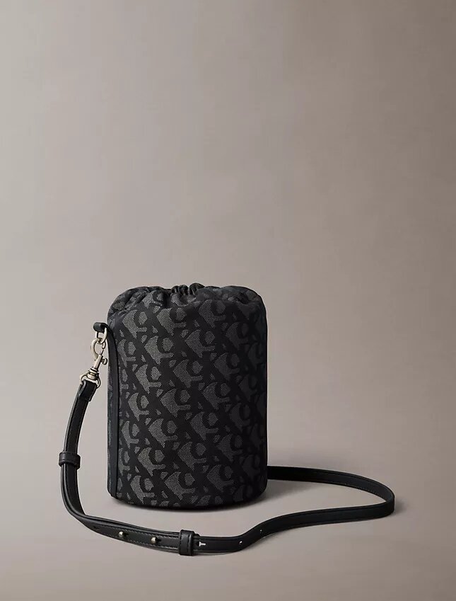 Bolso tipo cubo con monogram integral Bolso tipo cubo con monogram integral