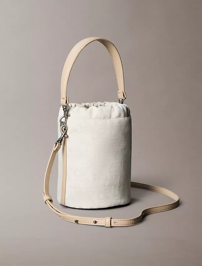 Bolso tipo cubo con monogram integral Bolso tipo cubo con monogram integral