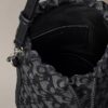 Bolso tipo cubo con monogram integral Bolso tipo cubo con monogram integral