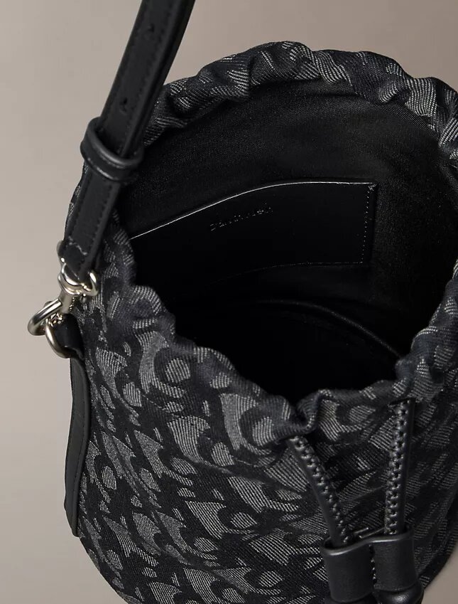 Bolso tipo cubo con monogram integral Bolso tipo cubo con monogram integral