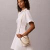Bolso tipo cubo con monogram integral Bolso tipo cubo con monogram integral