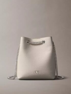 Bolso tipo cubo con monogram minimalista