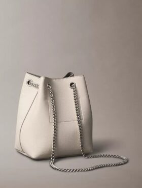 Bolso tipo cubo con monogram minimalista