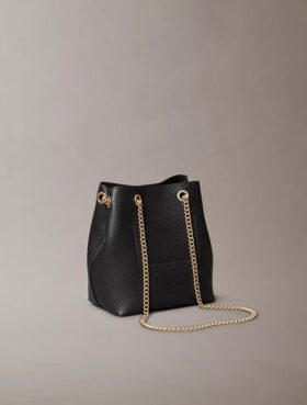 Bolso tipo cubo con monogram minimalista