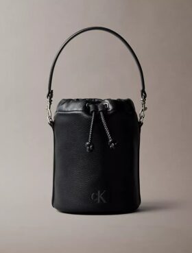 Bolso tipo cubo con textura granulada Bolso tipo cubo con textura granulada
