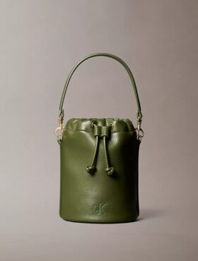 Bolso tipo cubo con textura granulada Bolso tipo cubo con textura granulada