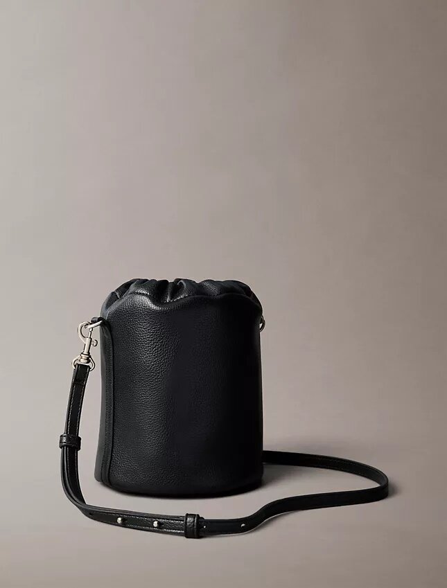 Bolso tipo cubo con textura granulada Bolso tipo cubo con textura granulada
