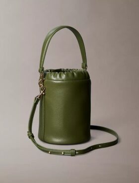 Bolso tipo cubo con textura granulada Bolso tipo cubo con textura granulada