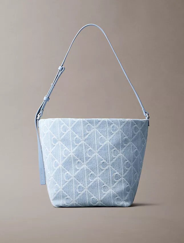 Bolso tipo cubo de Denim con el logotipo Emblem Logo por toda la superficie Bolso tipo cubo de Denim con el logotipo Emblem Logo por toda la superficie