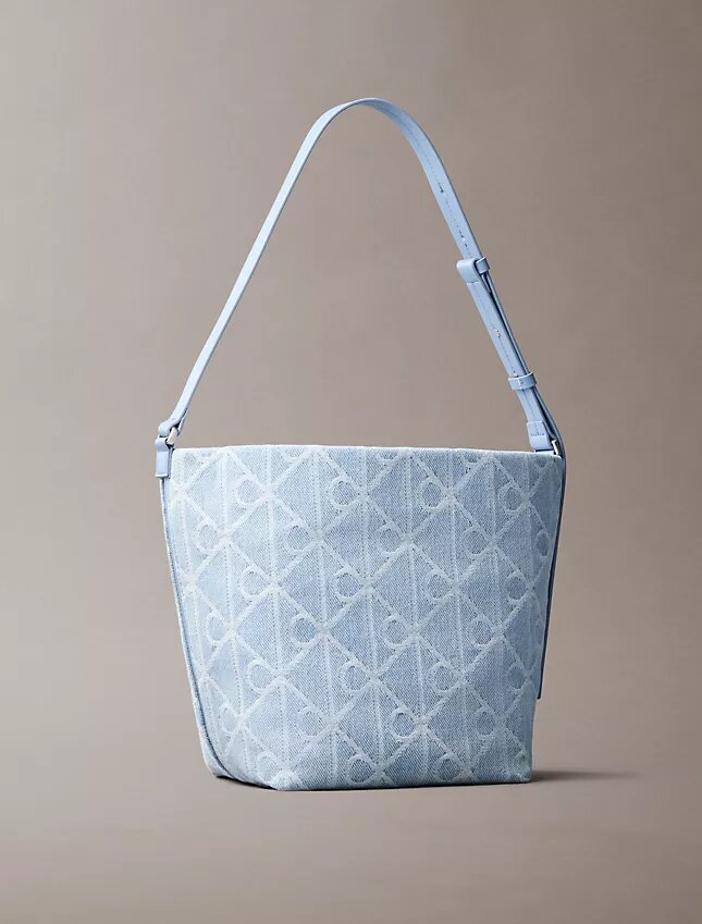 Bolso tipo cubo de Denim con el logotipo Emblem Logo por toda la superficie Bolso tipo cubo de Denim con el logotipo Emblem Logo por toda la superficie