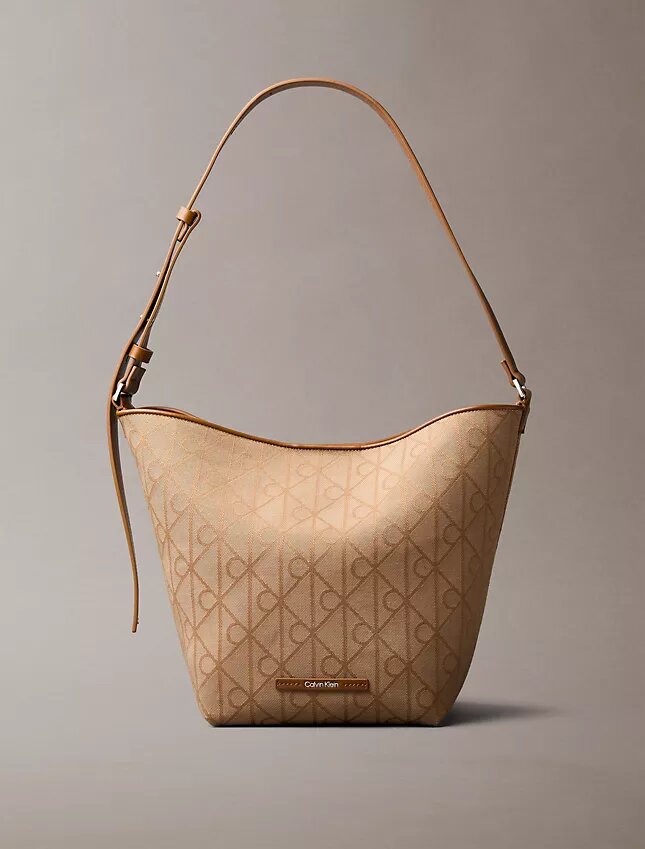 Bolso tipo cubo de jacquard con el logotipo del emblema por toda la superficie y bolsillo interior Bolso tipo cubo de jacquard con el logotipo del emblema por toda la superficie y bolsillo interior